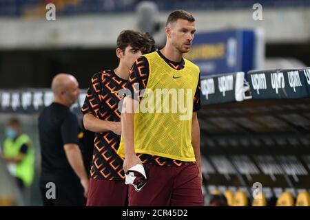 Verona, Italien. September 2020. Edin Dzeko (Roma) sitzt auf der Bank während Hellas Verona vs AS Roma, italienische Serie A Fußballspiel in Verona, Italien, September 19 2020 Kredit: Unabhängige Fotoagentur/Alamy Live News Stockfoto