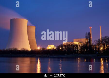 Kernkraftwerk Philippsburg mit zwei Kühltürmen und der Rhein im Vordergrund Stockfoto