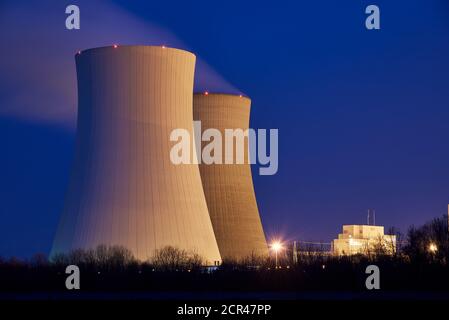 Kernkraftwerk Philippsburg mit zwei Kühltürmen und der Rhein im Vordergrund Stockfoto