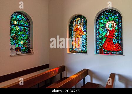 Bunte Glasfenster mit religiösen Motiven in der Lady Chapel Stockfoto
