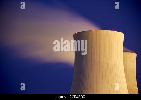 Zwei Kühltürme für freie Kühlung im Betrieb des Kernkraftwerk Philippsburg Stockfoto