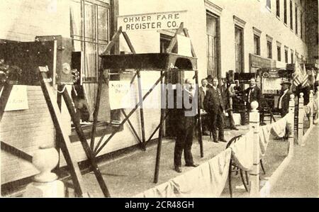 . Die Street Railway Journal . lwaukee, zeigte Proben von seiner Guss-Schweißen in Verbindung mit der Ausstellung von C. J. Harrington. ARTHUR S. REBHUHN, der St. Louiseisenbahn-Versorgungsmann, war ein Besucher der Intervention. Er machte keine Ausstellung. DIE PITTSBURGER KÜRZUNG COM-PANY, von Pittsburg, hatte eine einzigartige Anzeige. Die Kabine war eine große, und die Hälfte wurde von einer Aluminium-Drahtziehmaschine in Betrieb genommen, wodurch der Draht von Nr. 2 Gage Tono reduziert wurde. 9 Gage. Der Rezeptionsbereich war von Hand mit schweren antiken und Ledersesseln und Sofas ausgestattet, und auf den Tischen waren Alaun-um-Spleiße, Kabel Stockfoto