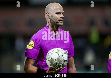 VENLO, NIEDERLANDE - SEPTEMBER 18: Schiedsrichter Rob Dieperink während des Eredivisie-Spiels zwischen VVV Venlo und FC Utrecht am 18. september 2020 im Covebo Stadium - De Koel in Venlo, Niederlande. *** Lokale Bildunterschrift *** Rob Dieperink Stockfoto