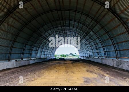 Alte leere verlassene rostigen Metall gewölbten Hangar Stockfoto