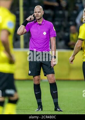 VENLO, NIEDERLANDE - SEPTEMBER 18: Schiedsrichter Rob Dieperink berät VAR während des Eredivisie-Spiels zwischen VVV Venlo und FC Utrecht am 18. september 2020 im Covebo Stadium - De Koel in Venlo, Niederlande. *** Lokale Bildunterschrift *** Rob Dieperink Stockfoto