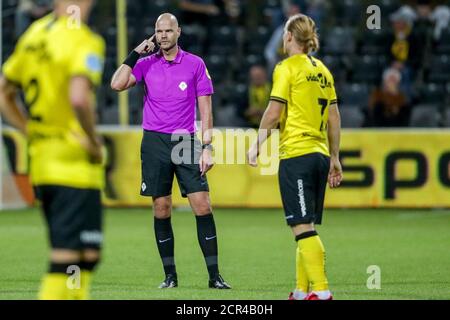 VENLO, NIEDERLANDE - SEPTEMBER 18: Schiedsrichter Rob Dieperink berät VAR während des Eredivisie-Spiels zwischen VVV Venlo und FC Utrecht am 18. september 2020 im Covebo Stadium - De Koel in Venlo, Niederlande. *** Lokale Bildunterschrift *** Rob Dieperink Stockfoto