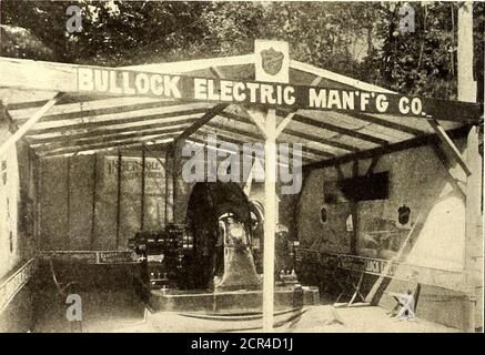 . Die Straßenbahn Zeitschrift . AUSSTELLUNG DES STAHLUNTERNEHMENS LORAIN. 1 EXPONAT DER BULLLOCK ELEKTRISCHE FERTIGUNG COM-PANY ähnlich einem Unterschuss Wasserrad. Das Vorschubrad bildet den Boden des Trichters. Joseph Cullman, John F. Brimmer, I. Levi, William M. Deal und Richard Brimmer komponierten diese Kompanie. JOHN A. ROEBLINGS SONS COMPANY aus Trenton, N. J., hatte Ulysses G. Tingley dabei. 12. September 1903.] STREET RAILWAY JOURNAL. 547 DIE BALTIMORE EISENBAHN SPEZIALFIRMA, vonBaltimore, die kugelgelagerte Mitte- und Seitenlager für die Unterstützung von Karosserien auf Schwenk t macht Stockfoto