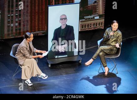 Hamburg, Deutschland. September 2020. Hadnet Tesfai (l.), Moderatorin und Jurymitglied Melanie C, Sängerin aus Großbritannien, sitzen im St.-Pauli-Theater während der Verleihung des Anchor Award des Reeperbahn Festivals auf der Bühne. Auf dem Monitor in der Mitte ist Jury-Mitglied Tony Visconti, US-amerikanischer Musikproduzent, live aus New York. Quelle: Georg Wendt/dpa/Alamy Live News Stockfoto