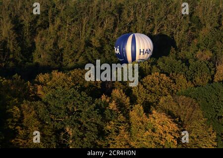 Bela Pod Bezdezem, Tschechische Republik. September 2020. Heißluftballons fliegen über den Wald während des 18. Tschechischen Heißluftballonfestivals findet in Bela pod Bezdezem (70 Kilometer nördlich von Prag) statt, während sich Ballonfahrer aus Tschechien und Deutschland bei der nächsten Ballonveranstaltung in diesem Jahr in der Tschechischen Republik treffen. Quelle: Slavek Ruta/ZUMA Wire/Alamy Live News Stockfoto