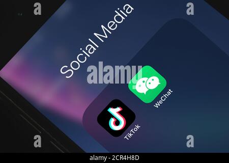 Antalya / Türkei - September 18 2020: Smartphone zeigt TikTok und WeChat App Logo auf dem Bildschirm. Stockfoto