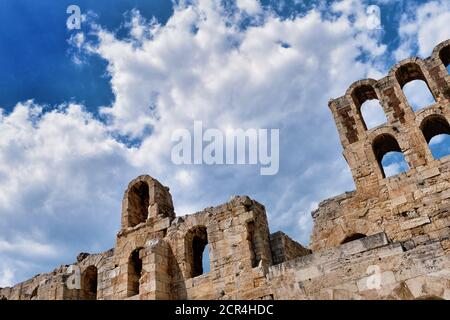 Ansicht von Odeon des Herodes Atticus Theaters auf Akropolis Hügel, Athen, Griechenland, an hellblauem Himmel und Superwolken. Klassische antike griechische Theaterruinen Stockfoto