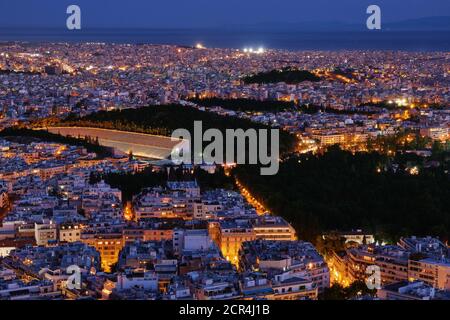 Schöne Nachtansicht von Athen, Griechenland mit altem und restauriertem Panathenaic Stadion von Kallimarmarmaro. Kultiger Ort für olympische Spiele Bewegung Stockfoto