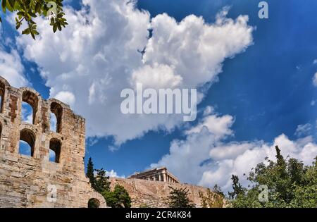 Ansicht von Odeon des Herodes Atticus Theaters auf Akropolis Hügel, Athen, Griechenland, an hellblauem Himmel und Superwolken. Klassische antike griechische Theaterruinen Stockfoto