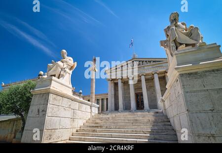 Marmorstatuen von Plato und Sokrates, altgriechische Philosophen, in Stühlen, Haupteingang zur Akademie von Athen, nationales Forschungszentrum, Griechenland. Stockfoto