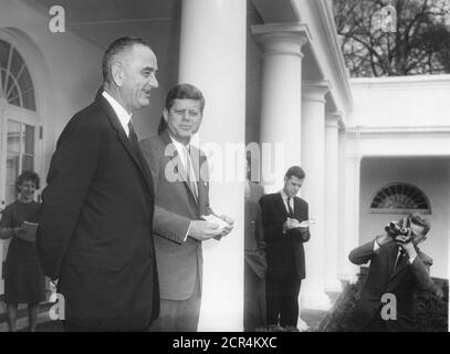 Präsident John F Kennedy und Vizepräsident Lyndon B Johnson treffen sich im Rosengarten des Weißen Hauses mit der Presse, nachdem Kennedy die Executive Order 10925 unterzeichnet hatte, wonach staatliche Auftragnehmer alle qualifizierten Mitarbeiter gleich behandeln müssen "ohne Rücksicht auf ihre Rasse, ihr Credo, ihre Farbe oder nationale Herkunft", Washington, DC, 03/06/1961. (Foto von Abbie Rowe/RBM Vintage Images) Stockfoto