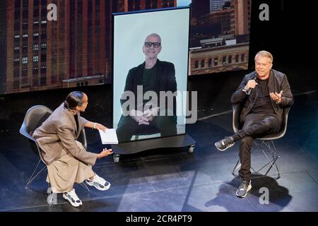 Hamburg, Deutschland. September 2020. Hadnet Tesfai (l.), Moderator und Jurymitglied Markus Kavka, Moderator und Autor, sitzen im St.-Pauli-Theater während der Verleihung des Anchor Award des Reeperbahn Festivals auf der Bühne. Auf dem Monitor in der Mitte ist Jury-Mitglied Tony Visconti, US-amerikanischer Musikproduzent, live aus New York. Quelle: Georg Wendt/dpa/Alamy Live News Stockfoto