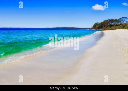 Glatter weißer, unberührter Sand am Chinamans Strand der Jervis Bay in Australien. Heller sonniger Tag und blauer Himmel. Stockfoto