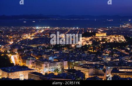 Nachtansicht von Athen und Akropolis vom Lycabettus Hügel, Parthenon, Saronischer Golf, Hellenisches Parlament. Berühmte ikonische Ansicht des UNESCO-Weltkulturerbes. Stockfoto