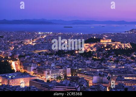 Panoramablick auf Athen und Akropolis vom Lycabettus Hügel. Parthenon beleuchtet durch Nachtlichter. Berühmte ikonische Ansicht des UNESCO-Weltkulturerbes. Stockfoto