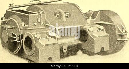 . Die Straßenbahn Zeitschrift . MOTOR, OFFENE Schaltkreise um die Polteile wurden sorgfältig vermieden. Im Allgemeinen folgen die Details des elektrischen und mechanischen Aufbaus den bekannten Praktiken der General ElectricCompany, jedoch mit einigen Verbesserungen, die für wünschenswert gehalten wurden. Unter diesen Verbesserungen ist die moreliberale Oberfläche angesichts der Ankerlager und der Zahnräder. Im Vergleich zum General Electric 57, der etwas kleiner ist, hat der General Electric 74 eine Ritzelarmatur, die 3^ Zoll im Durchmesser um 8^4 Zoll lang ist, gegenüber 3&gt;4ins. X 8% HIS Stockfoto