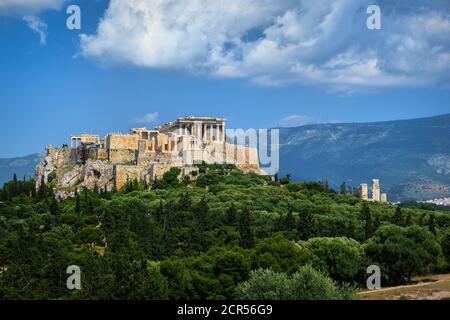 Toller Blick auf den Akropolis-Hügel vom Pnyx-Hügel am Sommertag mit großen Wolken am blauen Himmel, Athen, Griechenland. UNESCO-Weltkulturerbe. Propylaea, Parthenon. Stockfoto