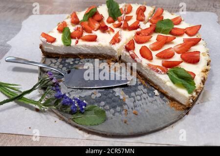 Köstlicher Käsekuchen mit Beeren auf Holztisch aus nächster Nähe Stockfoto