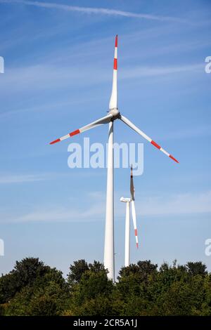 Jüchen, Nordrhein-Westfalen, Deutschland - Windturbinen gegen blauen Himmel. Stockfoto
