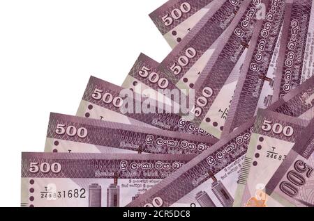 500 Sri Lanka Rupien Bills liegt in unterschiedlicher Reihenfolge isoliert auf weiß. Lokales Bankwesen oder Geldverdienen Konzept. Banner für den geschäftlichen Hintergrund Stockfoto