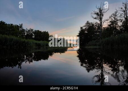 Deutschland, Mecklenburg-Vorpommern, Vorpommern, Recknitz, Landschaft, Flusslandschaft, Abend, Spiegelung Stockfoto