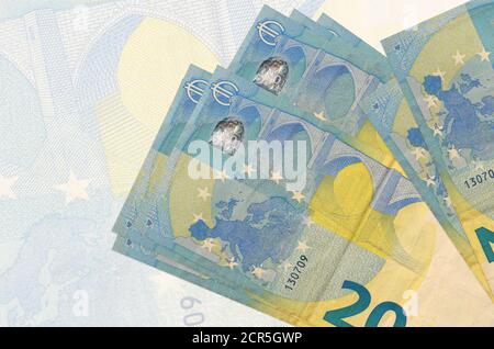 20 Euro Scheine liegen im Stapel auf dem Hintergrund der großen halbtransparenten Banknote. Abstrakte Darstellung der nationalen Währung. Geschäftskonzept Stockfoto