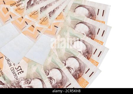 200 Tschechische korun Bills liegt isoliert auf weißem Hintergrund mit Kopieplatz in Fächerform in Nahaufnahme gestapelt. Konzept für Finanztransaktionen Stockfoto