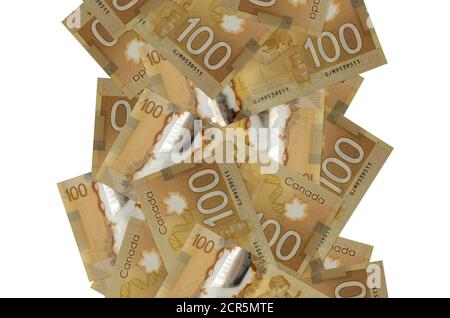 100 Kanadische Dollar Scheine fliegen isoliert auf weiß. Viele Banknoten fallen mit weißem Kopieplatz auf der linken und rechten Seite Stockfoto