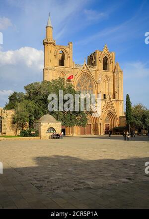 Famagusta, Türkische Republik Nordzypern, Zypern - Lala Mustafa Pascha Moschee, ehemalige St. Nikolaos Kathedrale in der Altstadt von Famagusta. Stockfoto