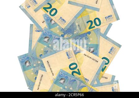 20 Euro Scheine fliegen isoliert auf weiß. Viele Banknoten fallen mit weißem Kopieplatz auf der linken und rechten Seite Stockfoto