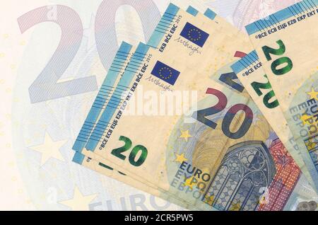 20 Euro Scheine liegen im Stapel auf dem Hintergrund der großen halbtransparenten Banknote. Abstrakte Darstellung der nationalen Währung. Geschäftskonzept Stockfoto