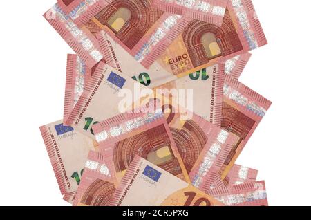10 Euro Scheine fliegen isoliert auf weiß. Viele Banknoten fallen mit weißem Kopieplatz auf der linken und rechten Seite Stockfoto