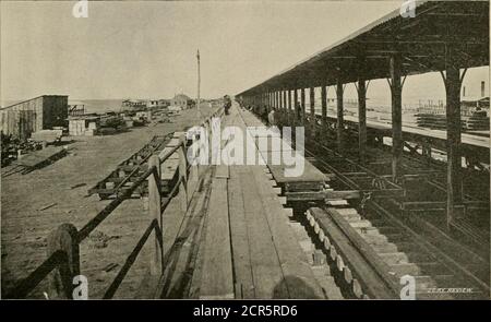 . Die Straßenbahn Überprüfung. Inning mit der Schiene, ist die stationäre Schiene ordinary30-Pfund T, hergestellt von der Illinois Steel Company, und dieGauge 45 Zoll. Die Strecke wird auf Bändern gelegt 14inches von Mitte zu Mitte, gehalten gesichert durch Korsett Chairson Kuren, mit Stahlschutzschienen, um Entgleisung Ende verankert werden und die Macht eingeschaltet, um■sie straff ziehen. Unterlegscheiben werden dann an den Zugstangen angebracht, so dass der ganze Zug gleichmäßig zieht- und als ein Auto stoppt.die Plattformen über dem LKW sind 11 Fuß 6 Zoll von 3 Fuß i Zoll für die langsame oder äußere Plattform und 11 Füße 6 Zoll von 5 Fuß 10 Stockfoto