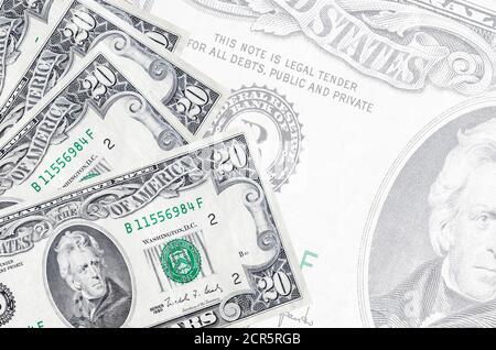 20 US-Dollar-Scheine liegen auf dem Hintergrund einer großen halbtransparenten Banknote im Stapel. Abstrakter Geschäftshintergrund mit Kopierbereich Stockfoto