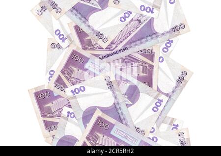 100 philippinische Piso-Bills fliegen isoliert auf Weiß herunter. Viele Banknoten fallen mit weißem Kopieplatz auf der linken und rechten Seite Stockfoto