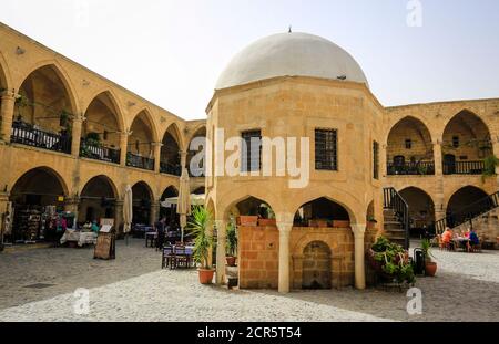 Nicosia, Türkische Republik Nordzypern, Zypern - Bueyuek Han, eine ehemalige Karawanserei mit Geschäften und Restaurants in der Stadt Nicosia (Norden) Stockfoto