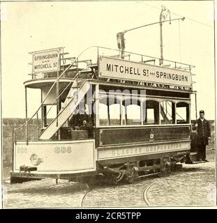 . Die Straßenbahn Zeitschrift . DOPPEL-LKW-OFFENEN AUTO, BLACKPOOL & FLEETWOODRAILWAY Ing-System, die Isolierung aus Papier oder Gummi. In einigen Fällen wurden gepanzerte Kabel direkt in den Boden gelegt, die Rüstung wurde aus Stahlband, statt aus Draht. Trolley-Drähte werden sowohl von der Halterung als auch von den Span-Drahtsystemen unterstützt; es werden keine Holzstangen verwendet, wobei veryornamental Stahlstangen die Regel sind. Wo die Straßen breit sind, wird die Mittelmast-Konstruktion mit zwei Halterungen bevorzugt, aber in engen Straßen sind die Eisenstangen auf einer Seite der Straße angebracht, ein kurzer Halterarm, der die Rolleträgt Stockfoto