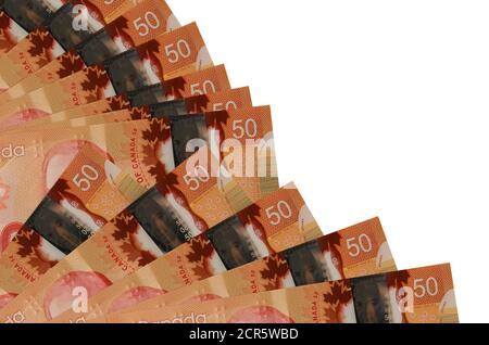 50 Kanadische Dollar Rechnungen liegt isoliert auf weißem Hintergrund mit Kopieplatz in Fan-Nahaufnahme gestapelt. Zahltag Zeit Konzept oder finanzielle Operationen Stockfoto