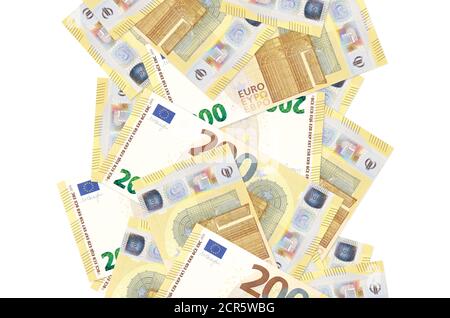 200 Euro Scheine fliegen isoliert auf weiß. Viele Banknoten fallen mit weißem Kopieplatz auf der linken und rechten Seite Stockfoto