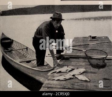 . Die Spielplätze von Kanada; eine kurze Abhandlung über Touristen-, Angel- und Jagdgebiete erreicht durch die Grand Trunk Railway System . MORGENS WASCHUNGEN, CAMP MAC 50 Grand Trunk Railway System. ELF PFUND BASS, LAKE OF TWO RIVERS, ALGONQUIN PARK alle und alle Notfälle. Auf den Ausflügen werden nur die sorgfältigsten und kompetentesten Führer eingesetzt, und jede Vorsichtsmaßnahme, wie Schutzzelte für schlechtes Wetter, wird getroffen. Camp Mac hat in der Vergangenheit Jungen aus den ganzen Vereinigten Staaten und Kanadaund aus England empfangen, und Dutzende von unaufgeforderten Briefen von entzückenden Eltern und Freunden zeugen von der Ca Stockfoto