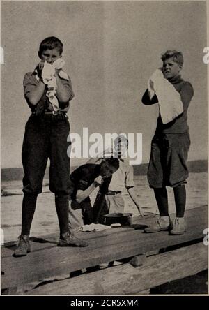 . Die Spielplätze Kanadas; eine kurze Abhandlung über Touristen-, Angel- und Jagdgebiete, die vom Grand Trunk Railway System erreicht wird. S: Eine für die jüngeren Jungen bis zum Alter von fünfzehn, eine für Jungen über diesem Alter und eine dritte für die Eltern und andere Erwachsene. Eine manuelle Trainingsausrüstung wurde hinzugefügt und die Boys werden während eines Teils des Morgens unterrichtet, so dass der Mitarbeiter des Tages für Outdoor-Aktivitäten frei bleibt. Die Jungs, asin anderen Jahren, wird ihre Zeit zwischen dem permanenten Campingplatz und Angeln und Ausflüge unter den dreißigtausend Inseln Georgian Bay, die Landschaft zu teilen Stockfoto