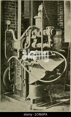 . American Engineer and Railroad Journal . E für seine pro- Juli, 1906. AMERICAN ENGINEER AND RAILROAD JOURNAL. 2GO pulsion, und die zu Getriebe- und Konversionsverlusten des Stroms führt, bevor er an den Motoren angelegt wird. Für Elektroingenieure werden der Bericht und die Bemerkungen für die Elektrolokomotive am ungünstigsten sein. Dies sollte jedoch die Entwicklung einer elektrischen Lokomotive und eines elektrischen Kraftsystems nicht beeinträchtigen, die effizientere und wirtschaftlichere Ergebnisse liefern als das, was bis heute vielleicht von Dampflokomotiven erhalten worden ist oder sein kann. Stockfoto