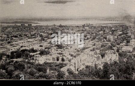 . Die Spielplätze Kanadas; eine kurze Abhandlung über Touristen-, Angel- und Jagdgebiete, die vom Grand Trunk Railway System erreicht wird. Die Skiffs, wie sie genannt werden, haben eine Schönheitsotline, Kraft, Komfort, Leichtigkeit, einfache Handhabung und schnelle Segeleigenschaften. Sie haben Platz für zwei Personen und die Ruderer, und sind ausgestattet mit allen Appurtenances für Angeln und Kochen, die oarsmenbeing geschickt in beiden Künsten. Das Angeln auf der kanadischen Seite ist bei weitem die beste. Die Route, um diese charmante Stelle zu erreichen, ist die Grand TrunkRailway System nach Kingston oder Gananoque. Während der Sommersaison ein durch Stockfoto