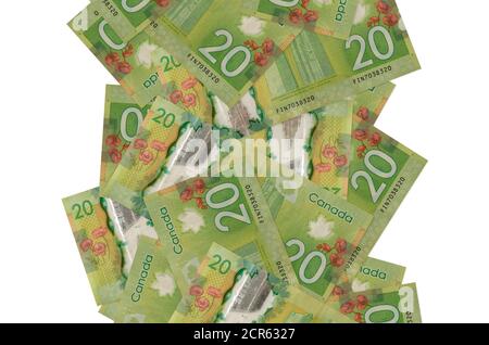 20 Kanadische Dollar Scheine fliegen isoliert auf weiß. Viele Banknoten fallen mit weißem Kopieplatz auf der linken und rechten Seite Stockfoto
