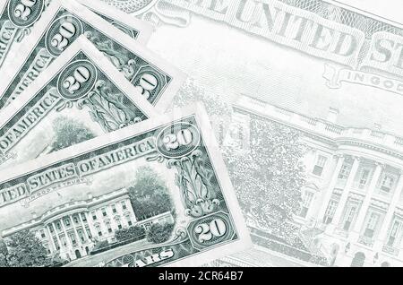 20 US-Dollar-Scheine liegen auf dem Hintergrund einer großen halbtransparenten Banknote im Stapel. Abstrakter Geschäftshintergrund mit Kopierbereich Stockfoto