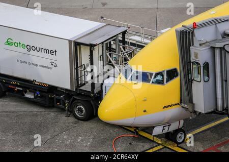 Catering Gate Gourmet, Flugzeug am Gate, Düsseldorf-International Airport, Düsseldorf, Nordrhein-Westfalen, Deutschland, Europa Stockfoto